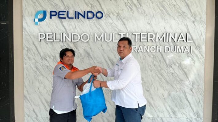 Wujud Peduli Buruh, Pelindo 1 dan Pelindo Multi Terminal Bagikan Sembako ke TKBM 
