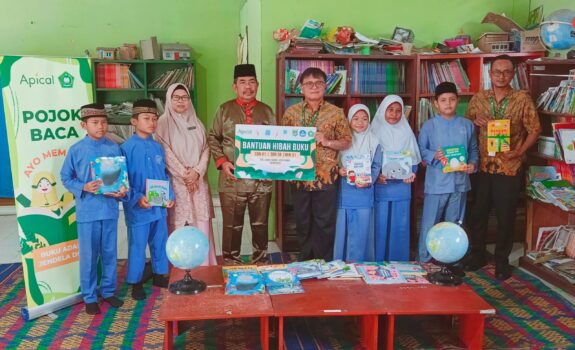 Apical Salurkan Ratusan Buku ke Tiga SD di Dumai, Dukung Literasi Anak