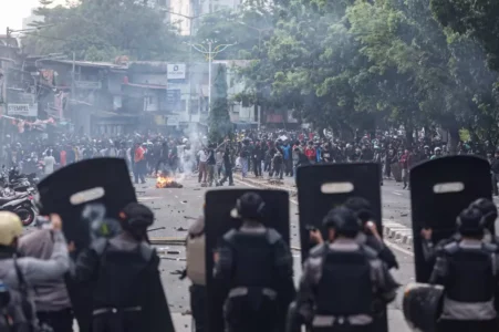 Tol Dalam Kota Lumpuh, Polisi Tangkap Ratusan Demonstran Tolak Gaji DPR Naik
