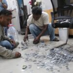 Pajak PBB Naik Capai 1.000 Persen, Warga Jombang Bawa Galon Berisi Duit Koin ke Bapenda 