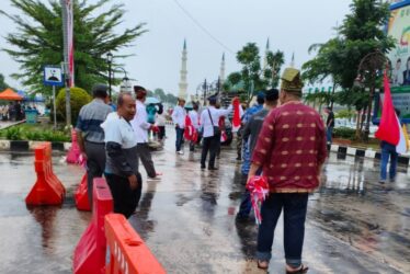 Semarak HUT RI ke-80, Pelindo dan FPK-LKKMD Bagikan Bendera Merah Putih