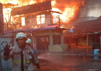Kebakaran di Jalan Pepaya Ujung Pekanbaru Ludeskan 4 Kios dan Rumah
