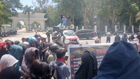 Ratusan Massa Geruduk Polda Sultra, Tuntut Penyidik Brigadir SH Dicopot 