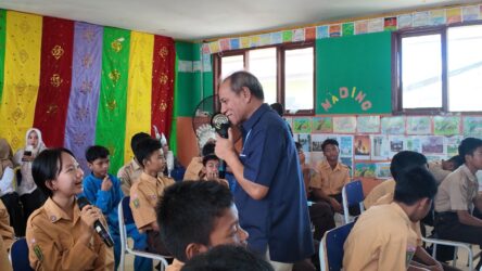 Serahkan Bantuan iPad dan Laptop, Tim Pelindo Mengajar Sasar SMPN 23 Dumai 