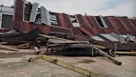 Kampung Sialang Sakti Dayun Diterjang Puting Beliung, 100 Rumah Rusak – Kubah Masjid Terbang 