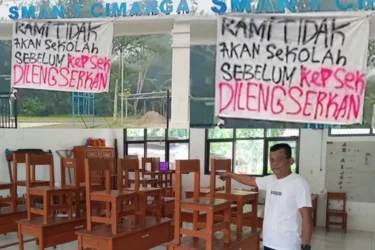 Kawannya Ditampar Kepsek Gegara Merokok, Ratusan Siswa Mogok Massal