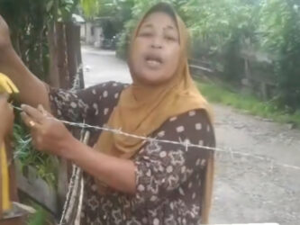 Gegara Tak Dapat Bansos, Emak-emak Warga Pangean Pagar Jalan Umum dengan Kawat Berduri 