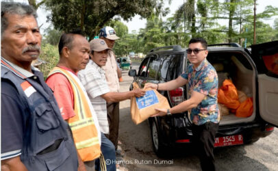 Peduli Sesama, Kepala Rutan Dumai Berbagai Sembako dengan Tukang Ojek