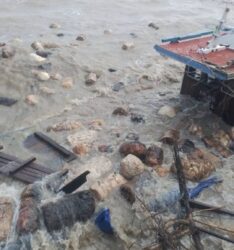 Kapal Muatan Ojol Karam di Selat Rengit Kepulauan Meranti, Muatan Berceceran