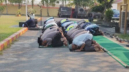 Karhutla Kian Meluas, Polres Dumai Salat Istisqa Sebelum Padamkan Api 