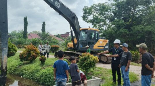 Perkuat Infrastruktur Lingkungan, Apical Dumai Normalisasi Saluran Parit di Lubuk Gaung