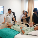 Serahkan Donasi dan Biaya Pendidikan, Plt Gubri Besuk Korban ‘Unjuk Rasa Berdarah’ di DPRD Riau