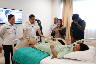 Serahkan Donasi dan Biaya Pendidikan, Plt Gubri Besuk Korban ‘Unjuk Rasa Berdarah’ di DPRD Riau