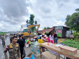 Satpol PP Bongkar Belasan Rumah Warga di Jembatan Siak I Pekanbaru 