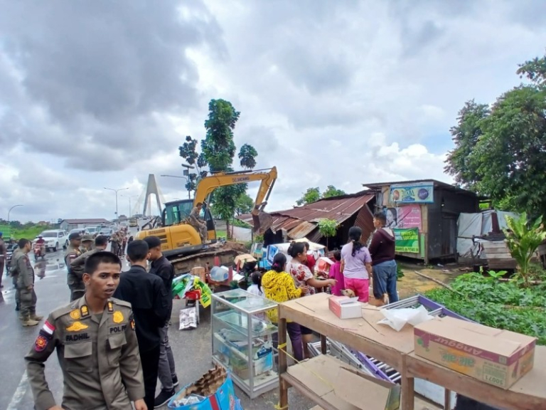 Satpol PP Bongkar Belasan Rumah Warga di Jembatan Siak I Pekanbaru 