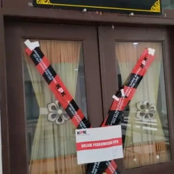 OTT KPK di Kuansing : Empat Orang Dibawa ke Jakarta, Kantor Bupati Suhardiman Disegel 