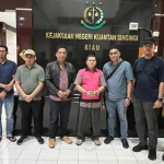 Terpergok Tim Tabur Kejaksaan, Koruptor Bantuan PTPN V Sembunyi di Loteng Rumah 