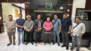 Terpergok Tim Tabur Kejaksaan, Koruptor Bantuan PTPN V Sembunyi di Loteng Rumah 