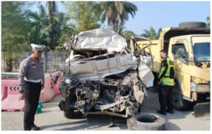 Toyota Hiace Tabrak Dum Truk, Lima Nyawa Melayang di Tol Permai Area Kandis