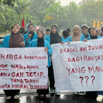 Mahasiswa STAI Al-Azhar dan STIE Pekanbaru Orasi di Gedung DPRD Riau
