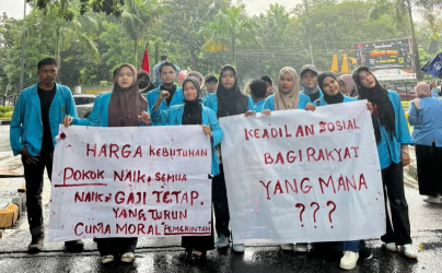 Mahasiswa STAI Al-Azhar dan STIE Pekanbaru Orasi di Gedung DPRD Riau