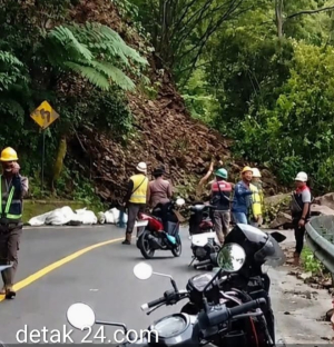 Kawasan Lembah Anai Longsor, Jalur Bukittinggi – Padang Putus Total 