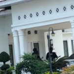 Info OTT KPK di Kuansing, Rumdis Sekdakab Dijaga Ketat Polisi Bersenjata 