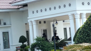 Info OTT KPK di Kuansing, Rumdis Sekdakab Dijaga Ketat Polisi Bersenjata 