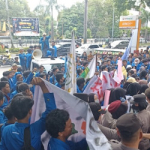 MBG Ladang Korupsi, Ratusan Mahasiswa UIR Geruduk DPRD Riau
