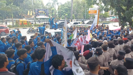 MBG Ladang Korupsi, Ratusan Mahasiswa UIR Geruduk DPRD Riau