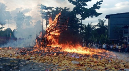 Festival Bakar Tongkang 2026 : Disaksikan Ribuan Warga, Dua Tiang Kapal Jatuh ke Laut