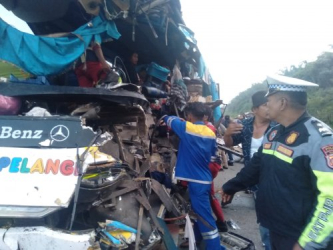 Dua Meregang Nyawa, Bus Pelangi Tabrak Tronton di Tol Permai