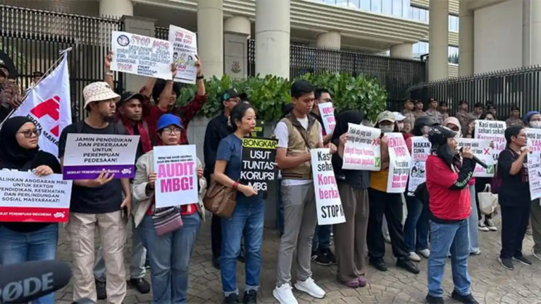 Desakan Tutup BGN dan MBG Menguat, Massa Demo di Kejagung 