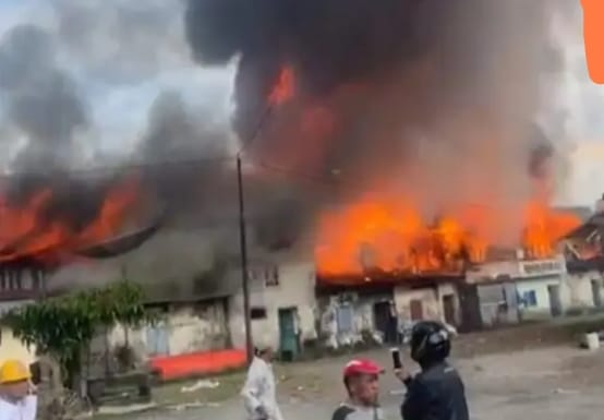Pasar Kayu Tanam Terbakar, Belasan Damkar Empat Kabupaten/Kota Diterjunkan 