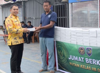 Sempena Jumat Berkah, Karutan Dumai Antar Nasi Kotak ke Blok Warga Binaan