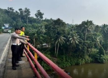 Berkendara Sambil Standing, Remaja Jatuh dan Hilang di Sungai Kampar 