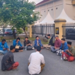 Protes Penganiayaan Tiga Kader, PMII Pekanbaru Doa Bersama serta Yasinan di Depan Mapolda Riau 