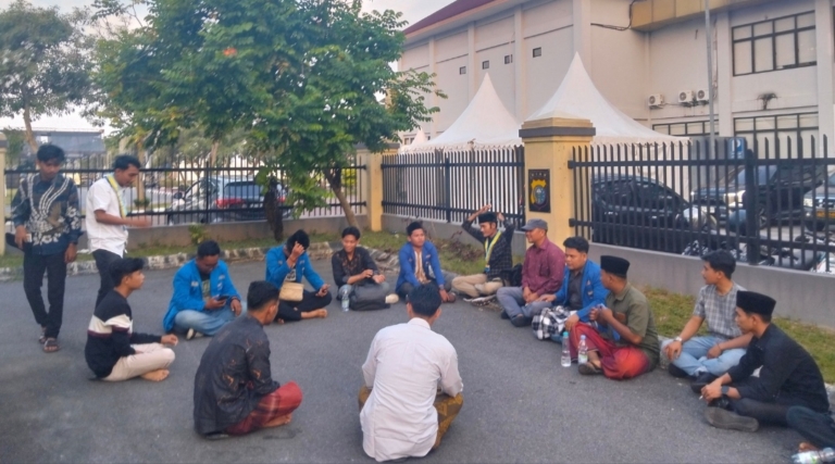 Protes Penganiayaan Tiga Kader, PMII Pekanbaru Doa Bersama serta Yasinan di Depan Mapolda Riau 