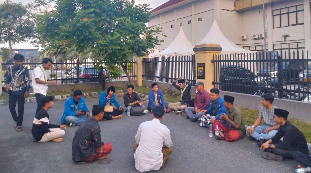 Protes Penganiayaan Tiga Kader, PMII Pekanbaru Doa Bersama serta Yasinan di Depan Mapolda Riau