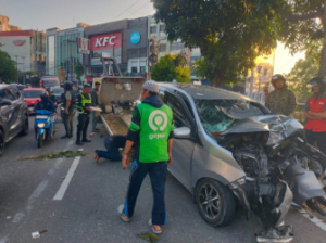 Toyota Calya Ringsek Usai Hantam Pohon di Sudirman Pekanbaru 