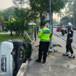 Supir Ngantuk, Honda Brio Tabrak Tiang CCTV dan Pagar Taman Budaya Pekanbaru
