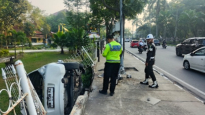 Supir Ngantuk, Honda Brio Tabrak Tiang CCTV dan Pagar Taman Budaya Pekanbaru