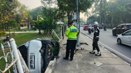 Supir Ngantuk, Honda Brio Tabrak Tiang CCTV dan Pagar Taman Budaya Pekanbaru