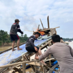 Polsek Cerenti Bakar Puluhan Kapal PETI di Sungai Kuantan