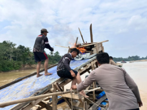 Polsek Cerenti Bakar Puluhan Kapal PETI di Sungai Kuantan