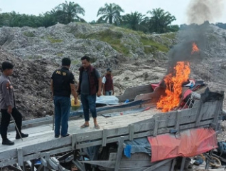 Berkat Laporan Warga, Polres Kuansing Bakar 6 Rakit PETI di Dua Kecamatan