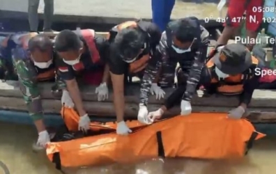 Satu Tewas Seorang Hilang, Pompong Tenggelam di Perairan Desa Mengkikip Kepulauan Meranti 