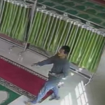 Aksi Maling Kotak Infak Masjid Terekam CCTV di Tuah Madani Pekanbaru