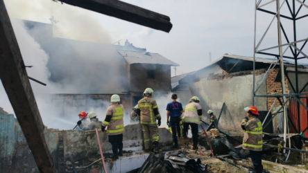 Ruko Toserba di Jalan Uka Pekanbaru Dilalap Api, Lantai Dua Hangus