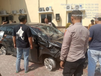 Bodi dan Kaca Avanza Hancur, Massa Uber Maling Tower hingga Kantor Polres Dumai
